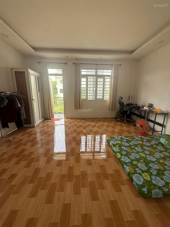 Bán gấp nhà ngộp five star eco city  dt 5.5x15m  4pn 3wc  hướng nam