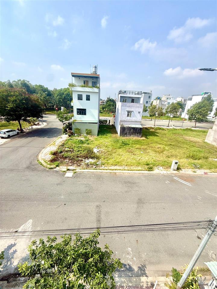Bán gấp nhà ngộp five star eco city  dt 5.5x15m  4pn 3wc  hướng nam