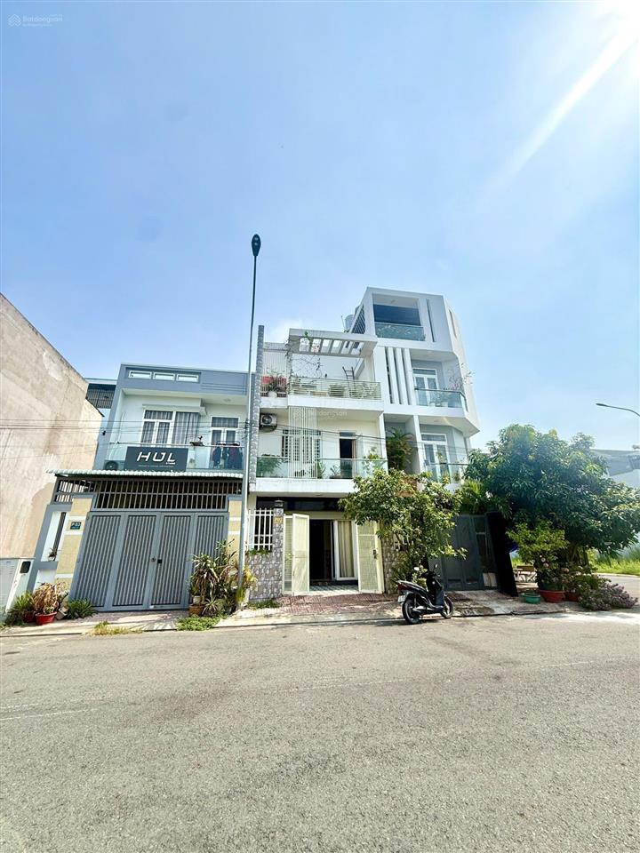 Bán gấp nhà ngộp five star eco city  dt 5.5x15m  4pn 3wc  hướng nam