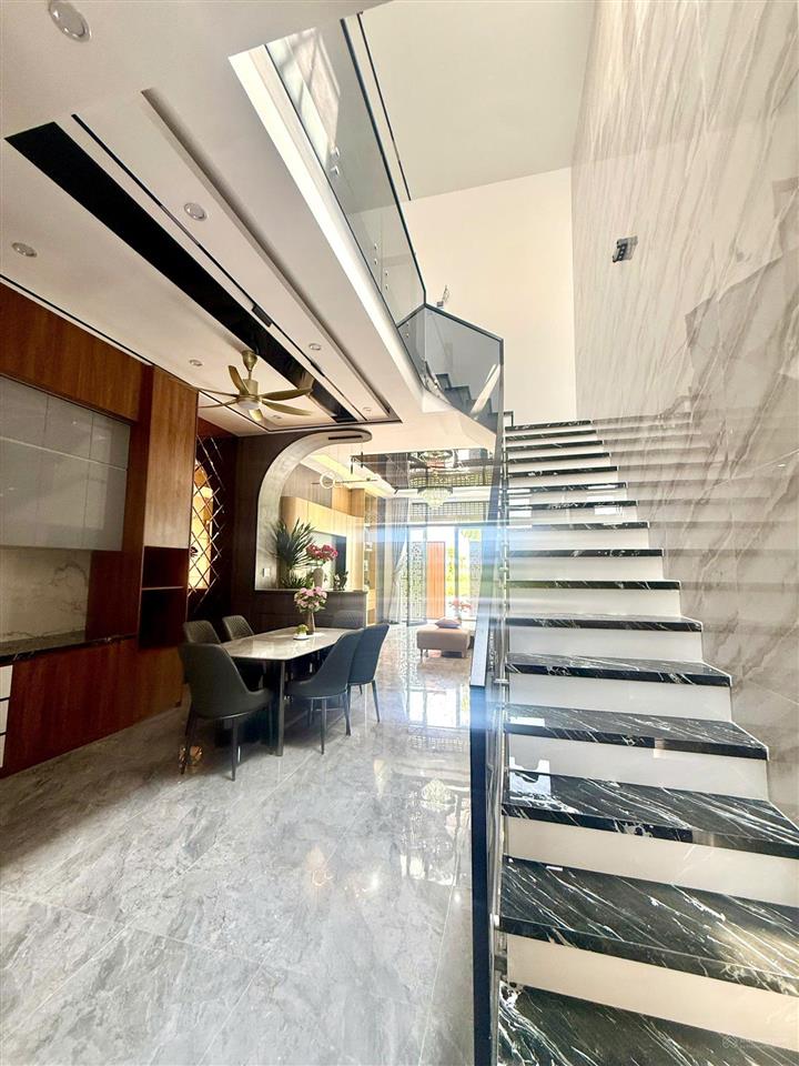 Bán nhà đẹp khu đô thị the sol city  ngay chợ hưng long