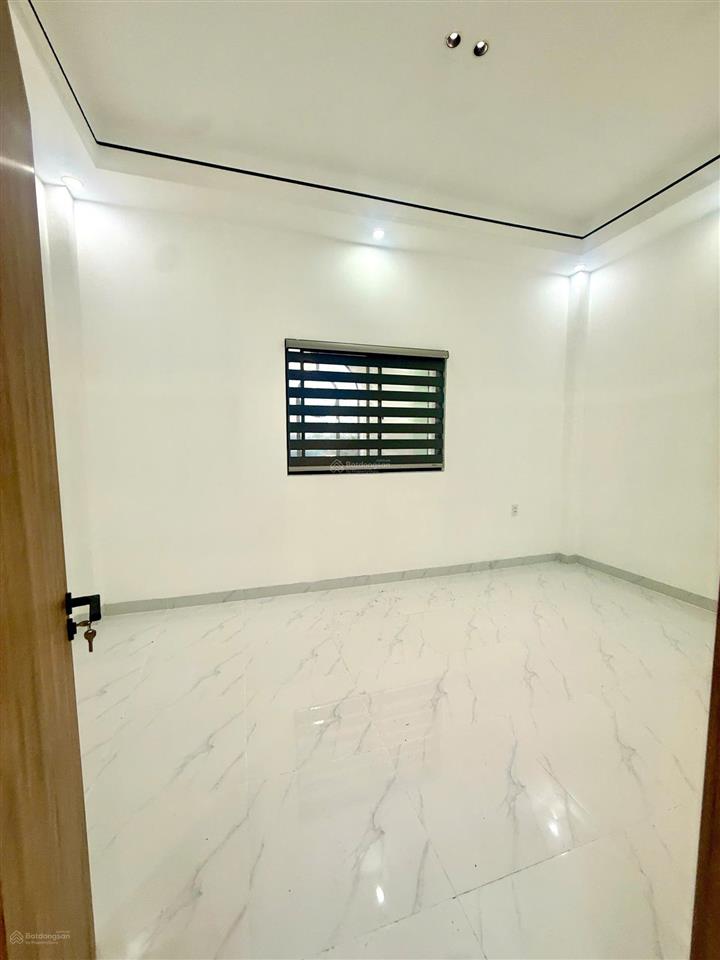Căn nhà phố sổ hồng riêng, giá rẻ
đối diện ubnd xã rạch kiến