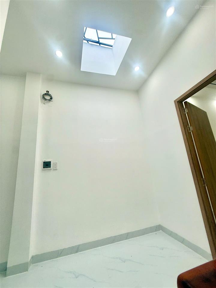 Căn nhà phố sổ hồng riêng, giá rẻ
đối diện ubnd xã rạch kiến