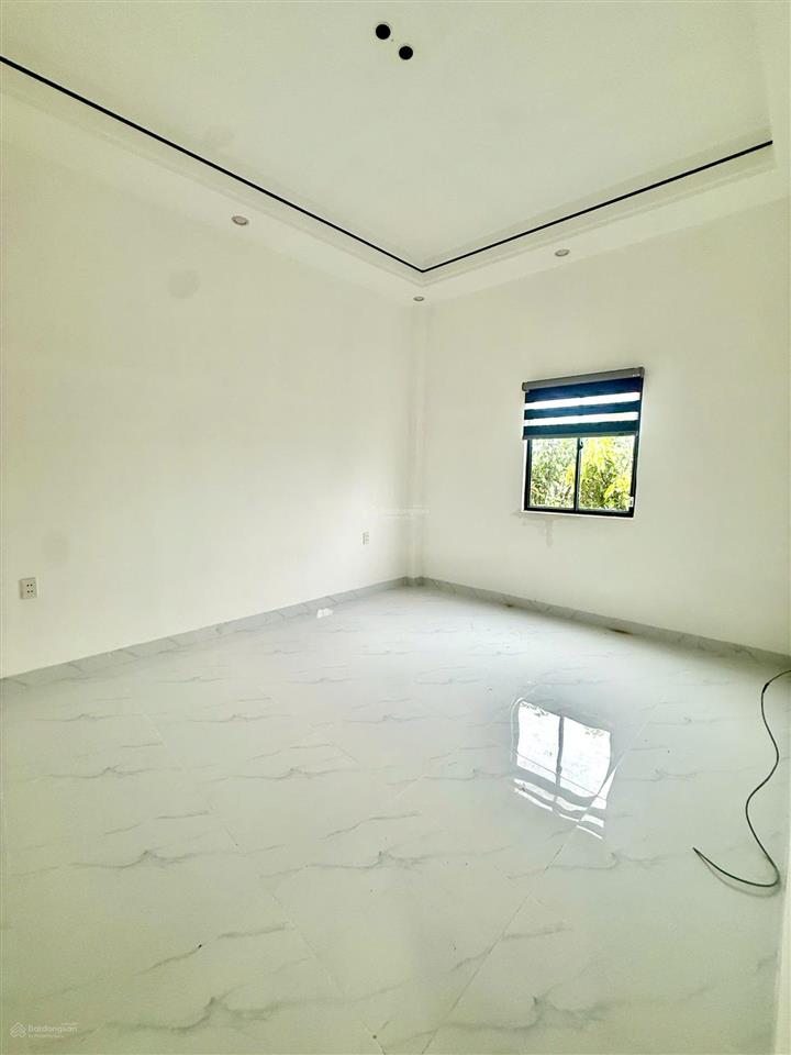 Căn nhà phố sổ hồng riêng, giá rẻ
đối diện ubnd xã rạch kiến