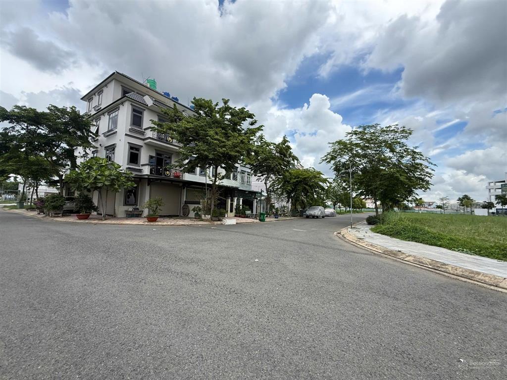 Bán lô góc 2 mặt tiền  kđt năm sao eco city, phước lý, cần giuộc, long an