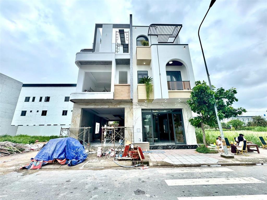 Nhà đẹp vị trí vip khu dân cư hưng long giá chỉ 4,3 tỷ
