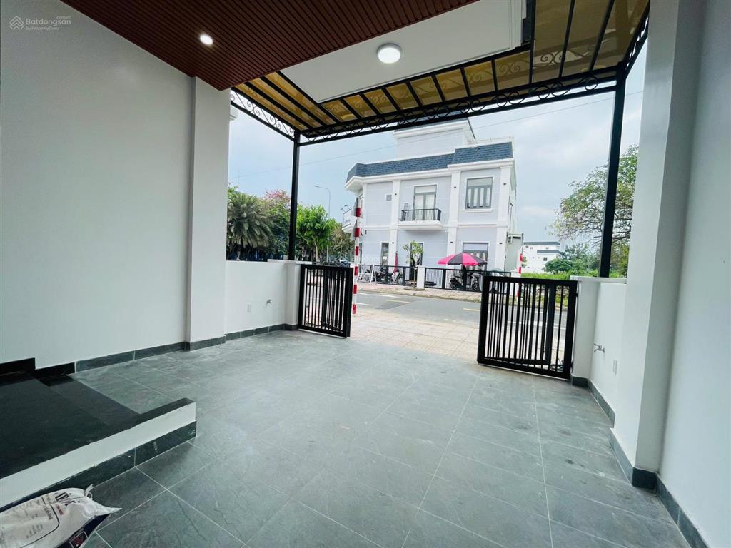 Cho thuê nhà cách chợ hưng long 300m