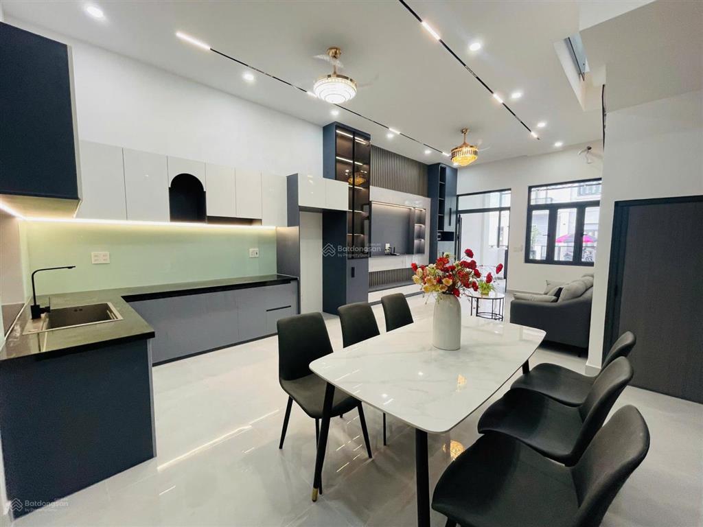 Cho thuê nhà cách chợ hưng long 300m