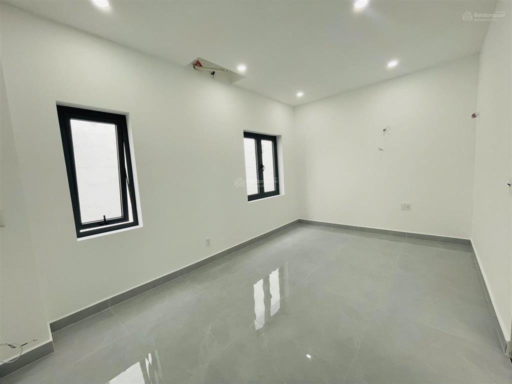Cho thuê nhà cách chợ hưng long 300m