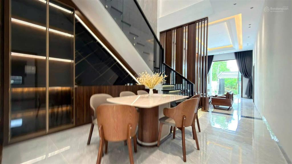 Biệt thự mái thái sân vườn gần chợ bình chánh