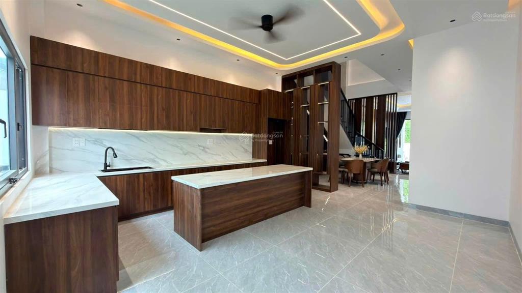 Biệt thự mái thái sân vườn gần chợ bình chánh