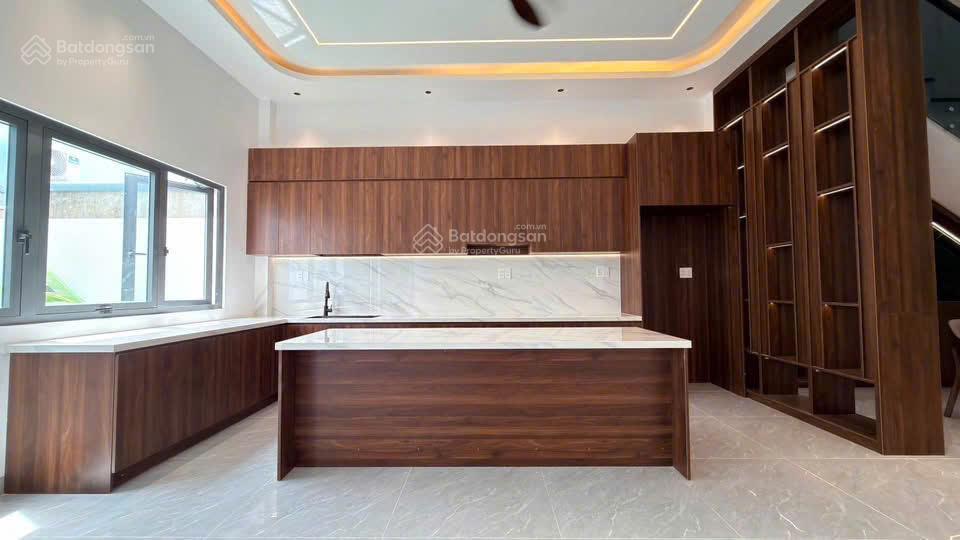 Biệt thự mái thái sân vườn gần chợ bình chánh
