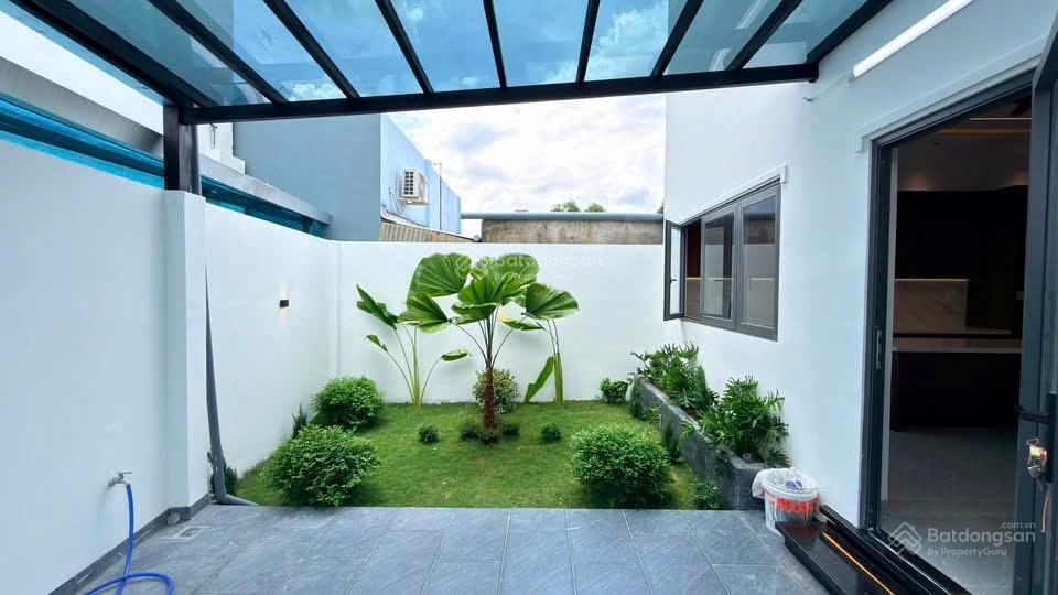 Biệt thự mái thái sân vườn gần chợ bình chánh