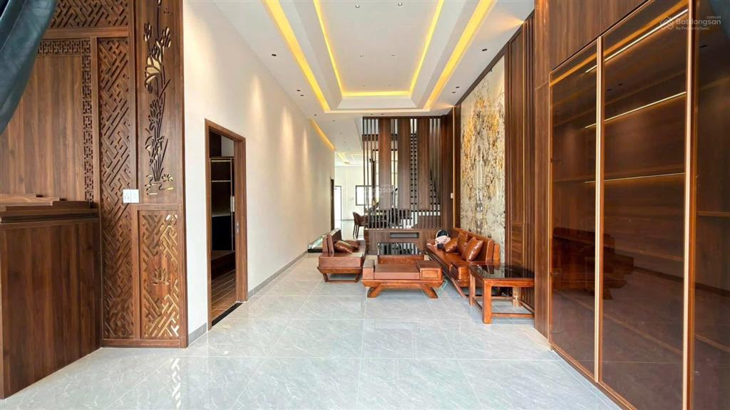 Biệt thự mái thái sân vườn gần chợ bình chánh