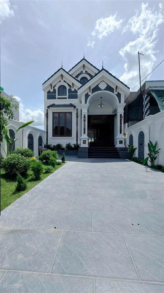 Biệt thự mái thái sân vườn gần chợ bình chánh
