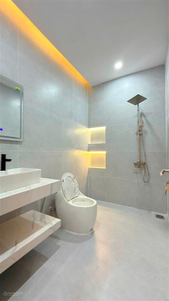 Biệt thự mái thái sân vườn gần chợ bình chánh