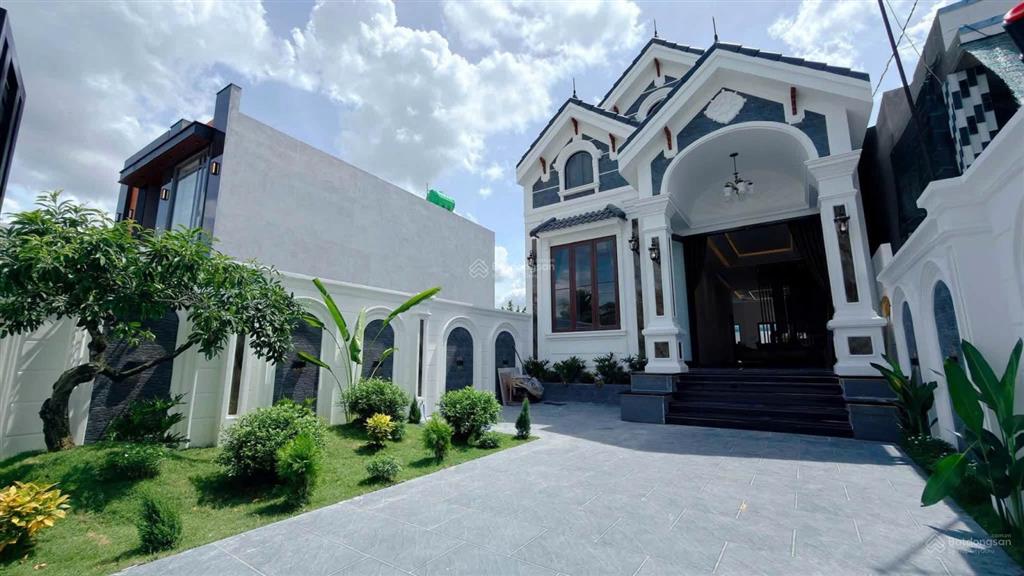 Biệt thự mái thái sân vườn gần chợ bình chánh