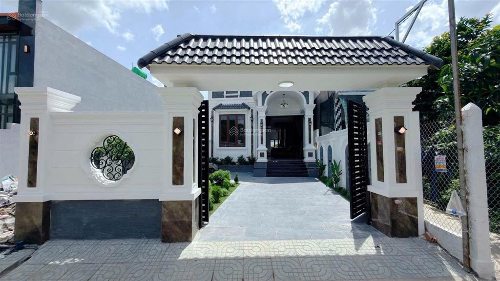 Biệt thự mái thái sân vườn gần chợ bình chánh