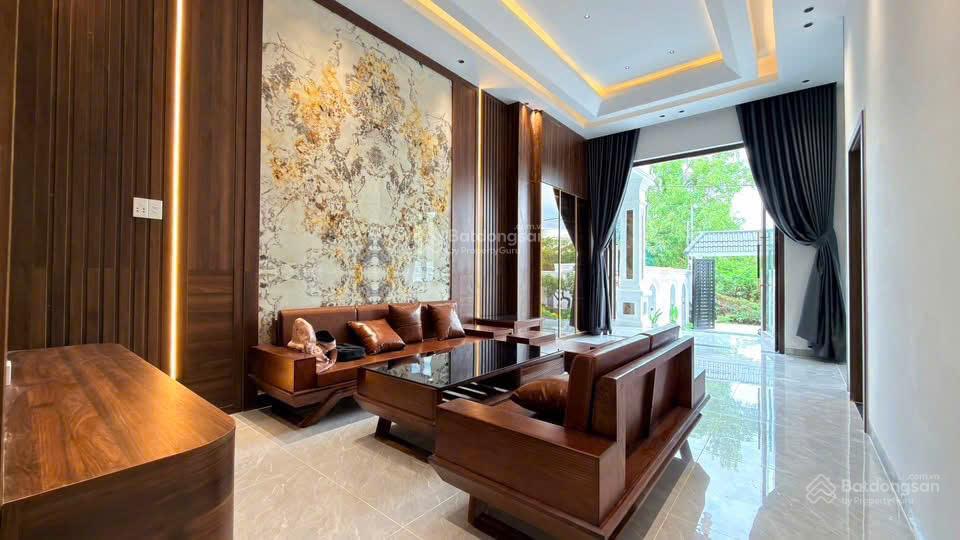 Biệt thự mái thái sân vườn gần chợ bình chánh