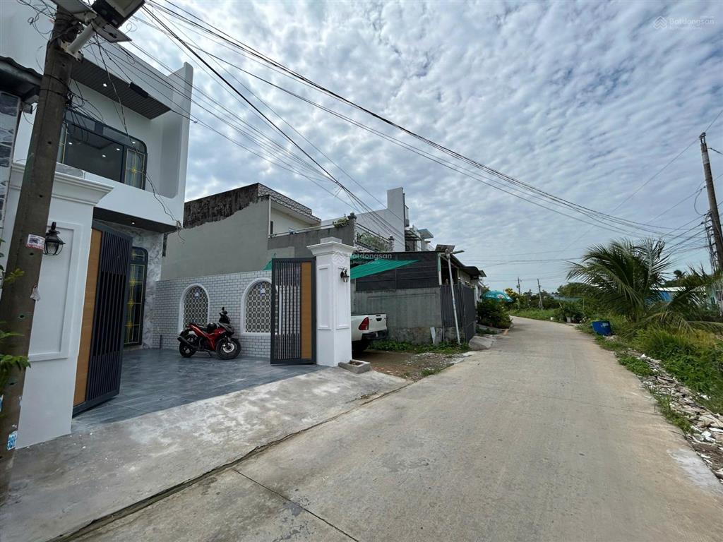 Nhà mới hoàn thiện mặt tiền đường trường học, phước lý tây ninh
