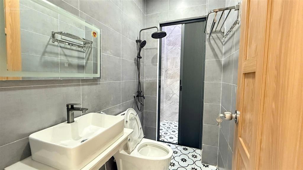 Nhà đẹp gần kcn cầu tràm  cách đt826 chỉ 100m