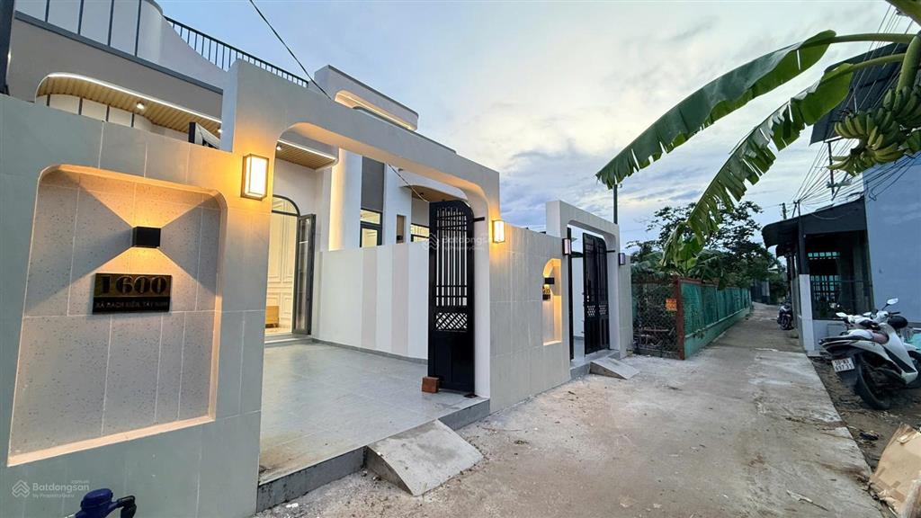 Nhà đẹp gần kcn cầu tràm  cách đt826 chỉ 100m