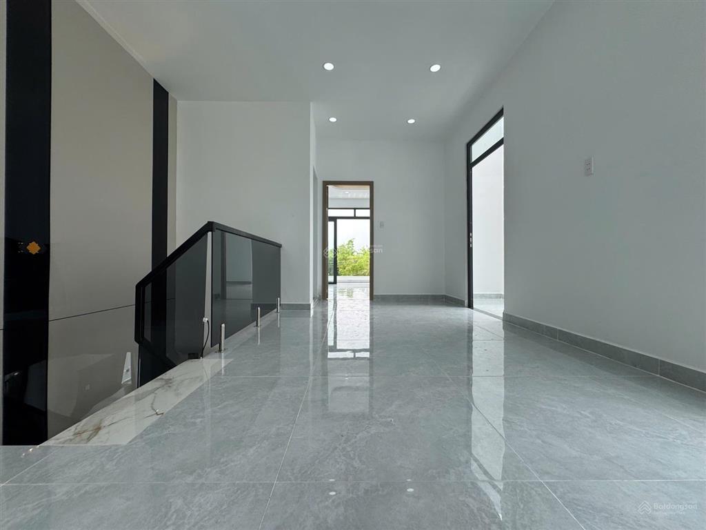 Nhà góc 3 mặt tiền thoáng mát sân vườn đẹp