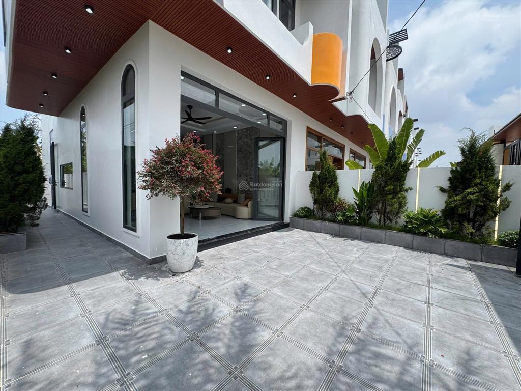 Nhà góc 3 mặt tiền thoáng mát sân vườn đẹp