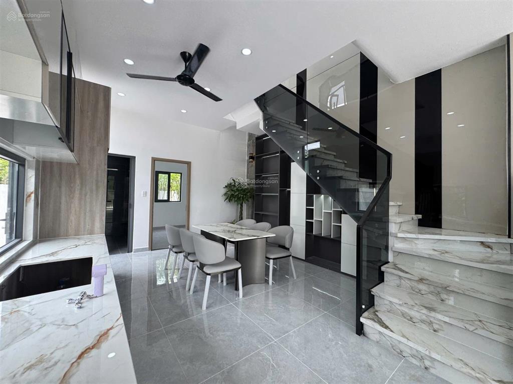 Nhà góc 3 mặt tiền thoáng mát sân vườn đẹp