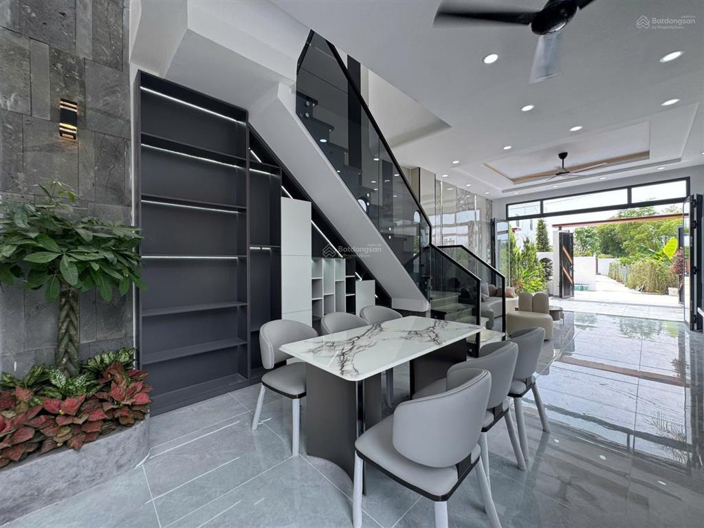Nhà góc 3 mặt tiền thoáng mát sân vườn đẹp