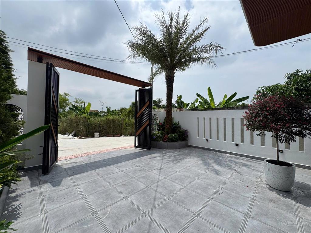 Nhà góc 3 mặt tiền thoáng mát sân vườn đẹp