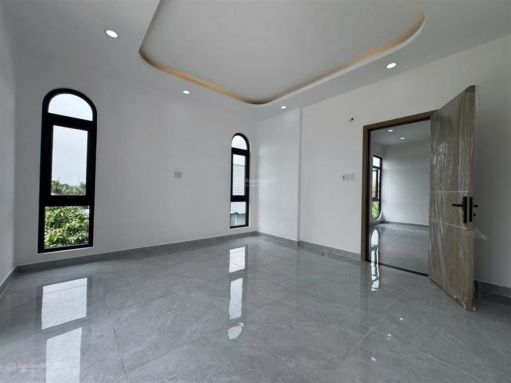 Nhà góc 3 mặt tiền thoáng mát sân vườn đẹp