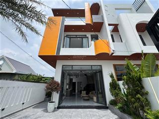 Nhà góc 3 mặt tiền thoáng mát sân vườn đẹp