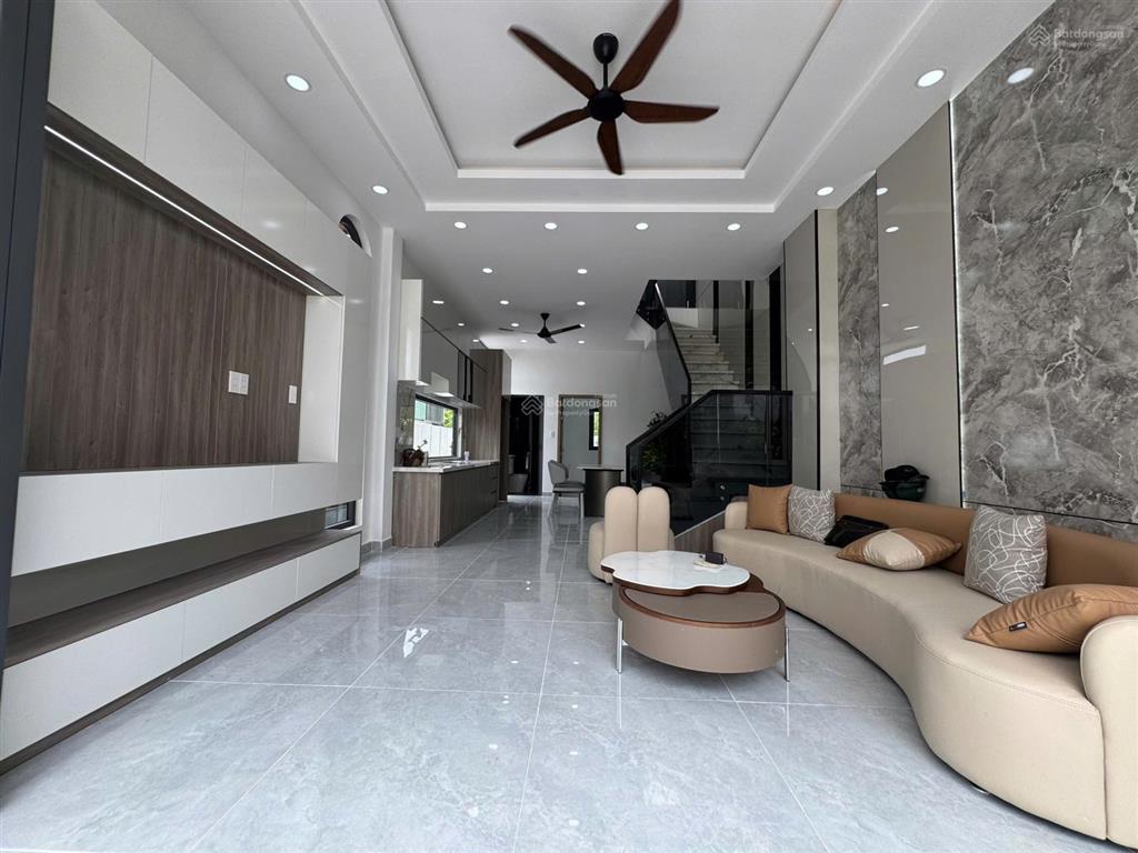 Nhà góc 3 mặt tiền thoáng mát sân vườn đẹp