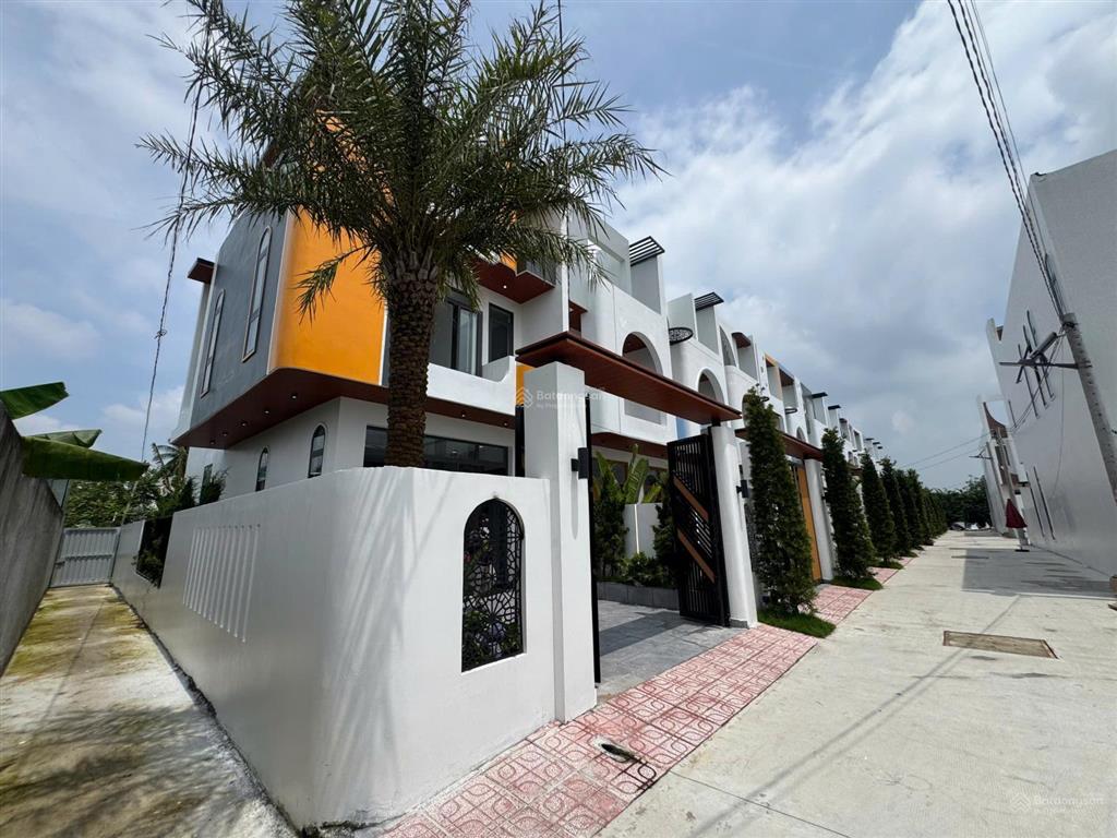 Nhà góc 3 mặt tiền thoáng mát sân vườn đẹp