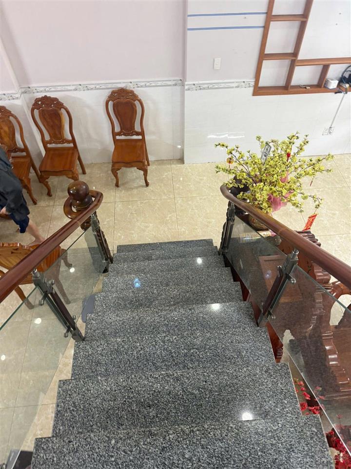 Bán nhà 1 trệt 1 lầu  đường số thông  5,5 x 14  sát lê văn việt  giáp hiệp phú q9