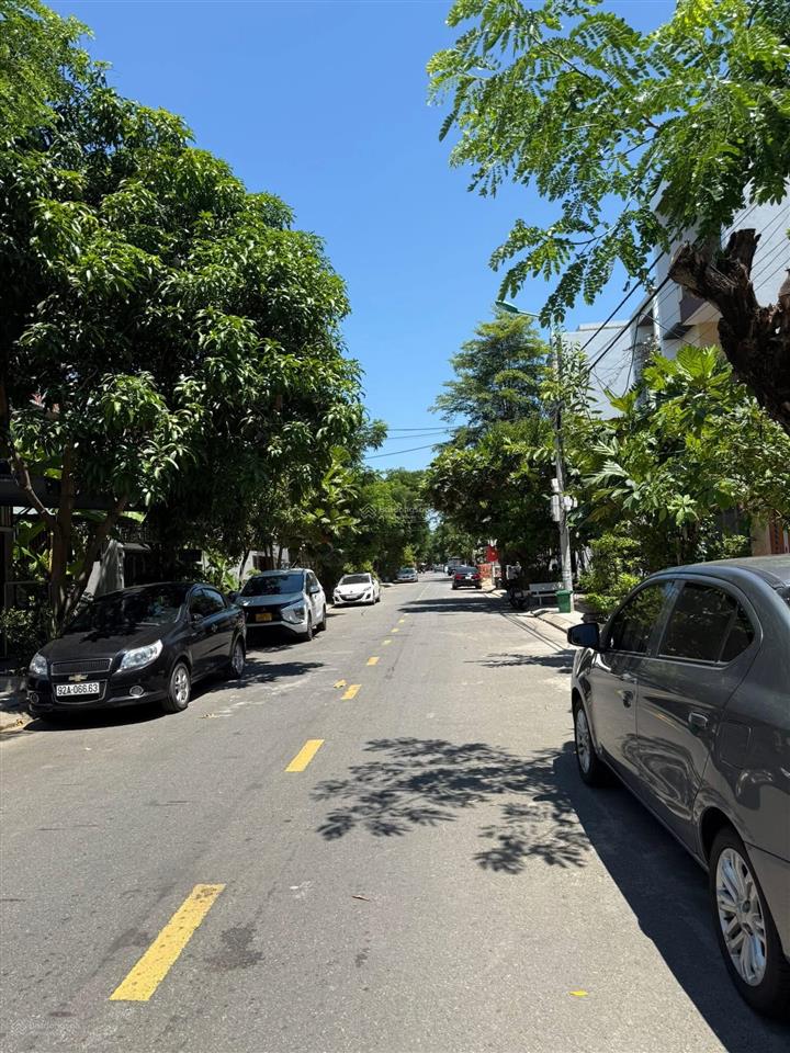 Bán phan triêm kẹp công viên và trường học . có đường luồng bên hông siêu thoáng