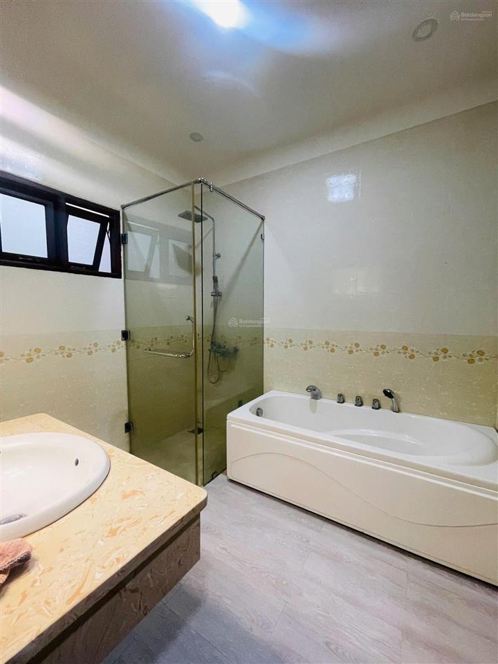 Cho thuê villa trung tâm tp nha trang sân vườn + hồ cá cực chill, cách biển 1km