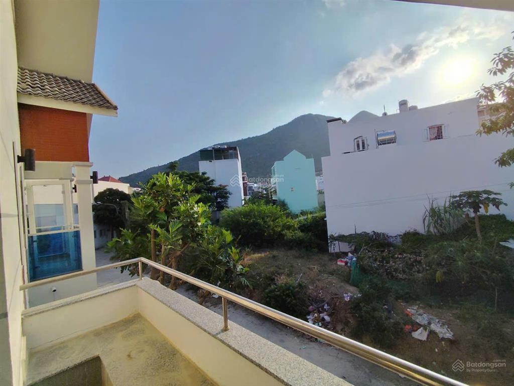 Villa phía bắc nha trang gần bãi tắm biển, 4 pn, 200m2, 35tr/tháng, có gara oto