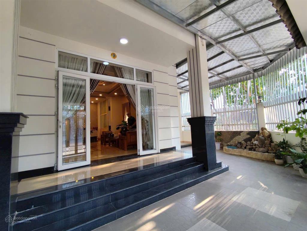 Villa phía bắc nha trang gần bãi tắm biển, 4 pn, 200m2, 35tr/tháng, có gara oto