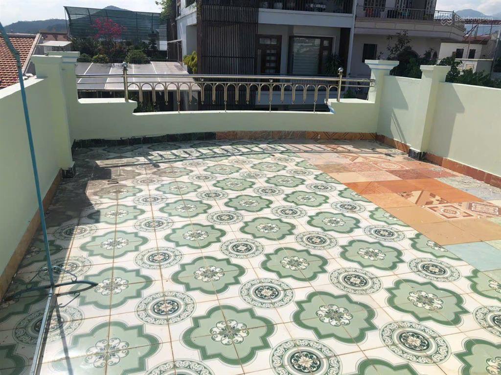 Bán nhà 2 tầng, 1 tum, đường ô tô, cách 2/4 chỉ vài bước chân