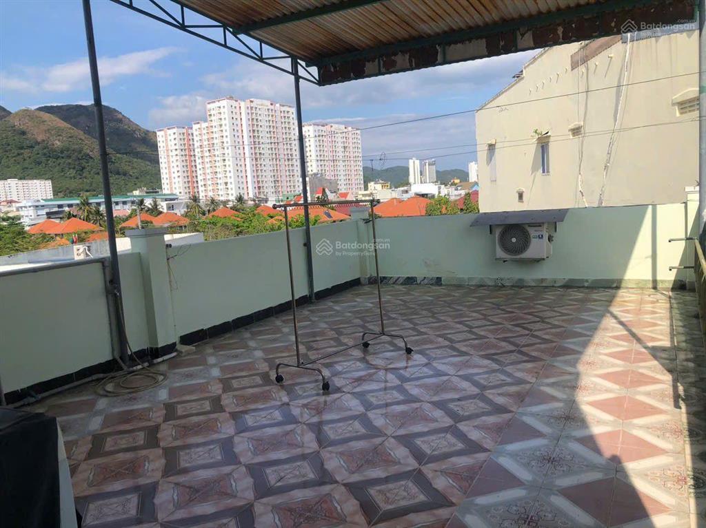 Bán nhà 2 tầng, 1 tum, đường ô tô, cách 2/4 chỉ vài bước chân