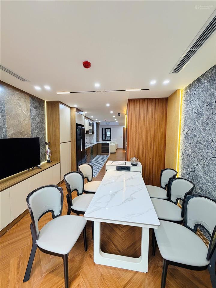 Nguyễn văn cừ 72m2 8 tầng 14,7 tỷ thang máy, full nội thất, kết hợp ở và kinh doanh dòng tiền