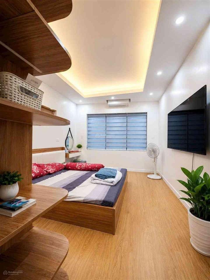 Bán nhà gia quất 42m 5 tầng 7,6 tỷ dân xây sát phố, ngõ thông ba gác, cách 50m ô tô tránh