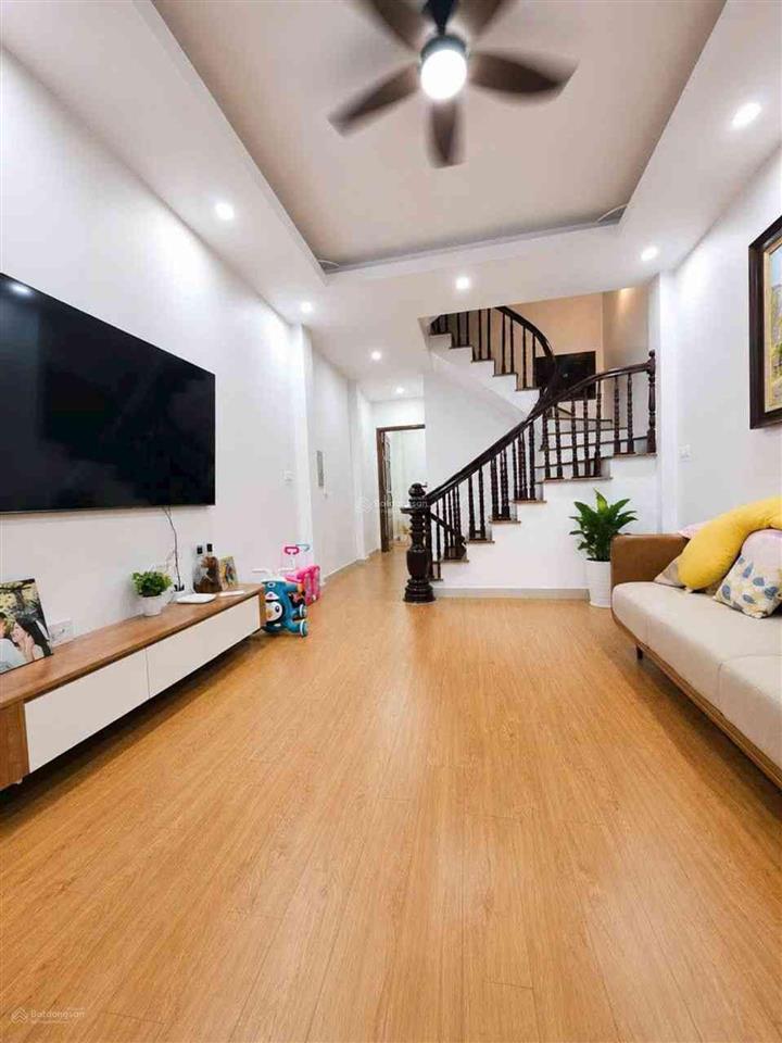 Bán nhà gia quất 42m 5 tầng 7,6 tỷ dân xây sát phố, ngõ thông ba gác, cách 50m ô tô tránh
