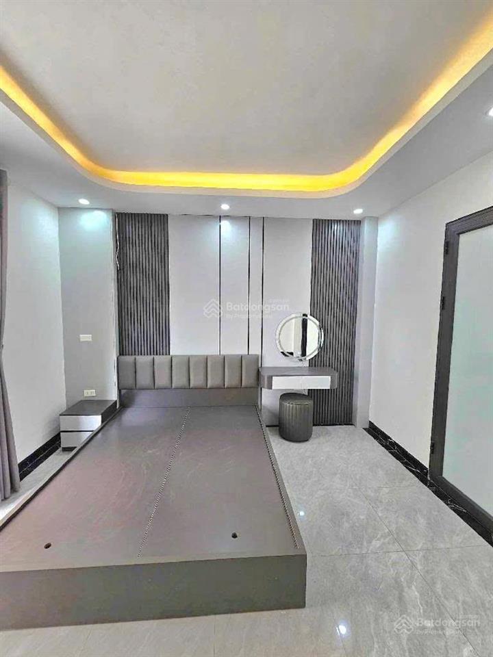 Thanh am 35m 5 tầng 6,5 tỷô tô đỗ cổng, nhà mới full nội thất, guao thông thuận tiện, an sinh đinh