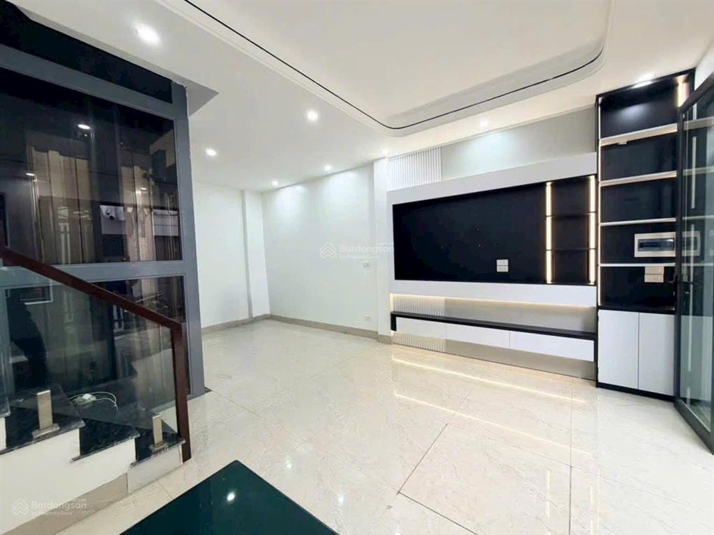 Bán nhà gia quất 43m 5 tầng 8,6 tỷ thang máy, dân xây, full nội thất, ô tô đỗ cổng