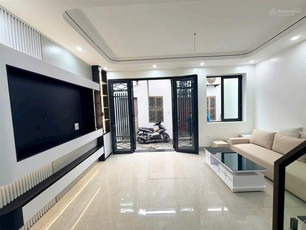 Bán nhà gia quất 43m 5 tầng 8,6 tỷ thang máy, dân xây, full nội thất, ô tô đỗ cổng