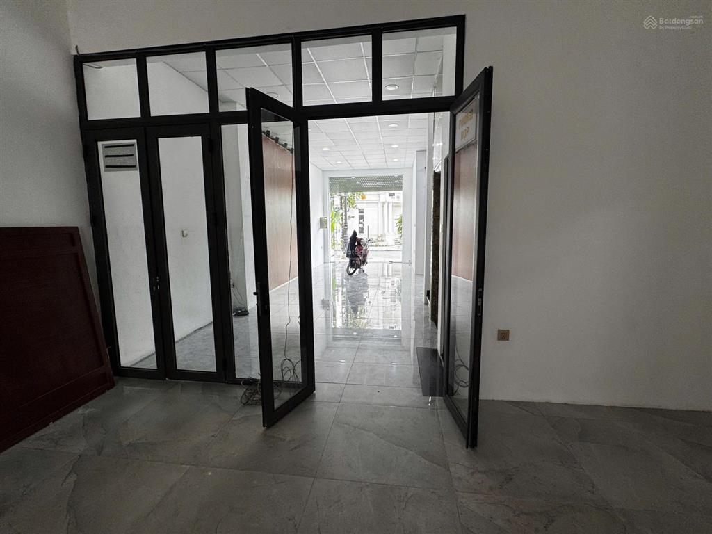 Cho thuê liền kề lô góc 145m có thang máy