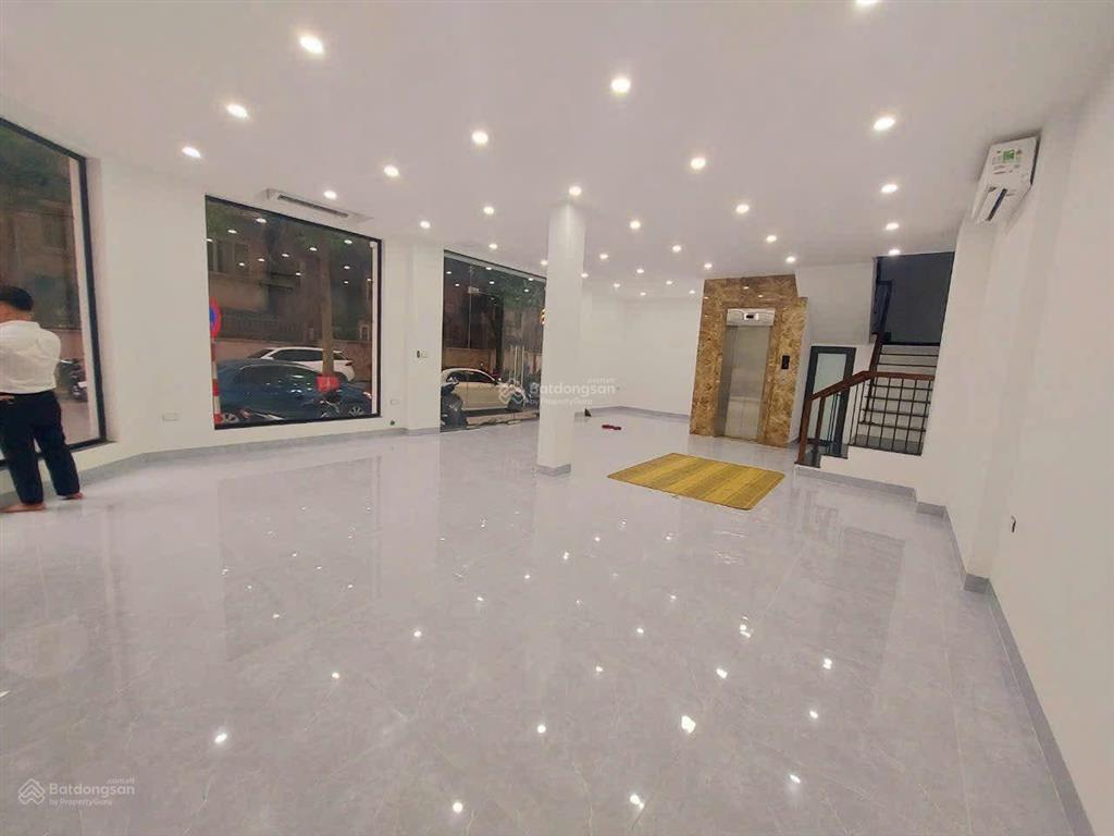 Gia đình cần cho thuê nhà lô góc kinh doanh tại 90 nguyễn tuân  0982 168 ***