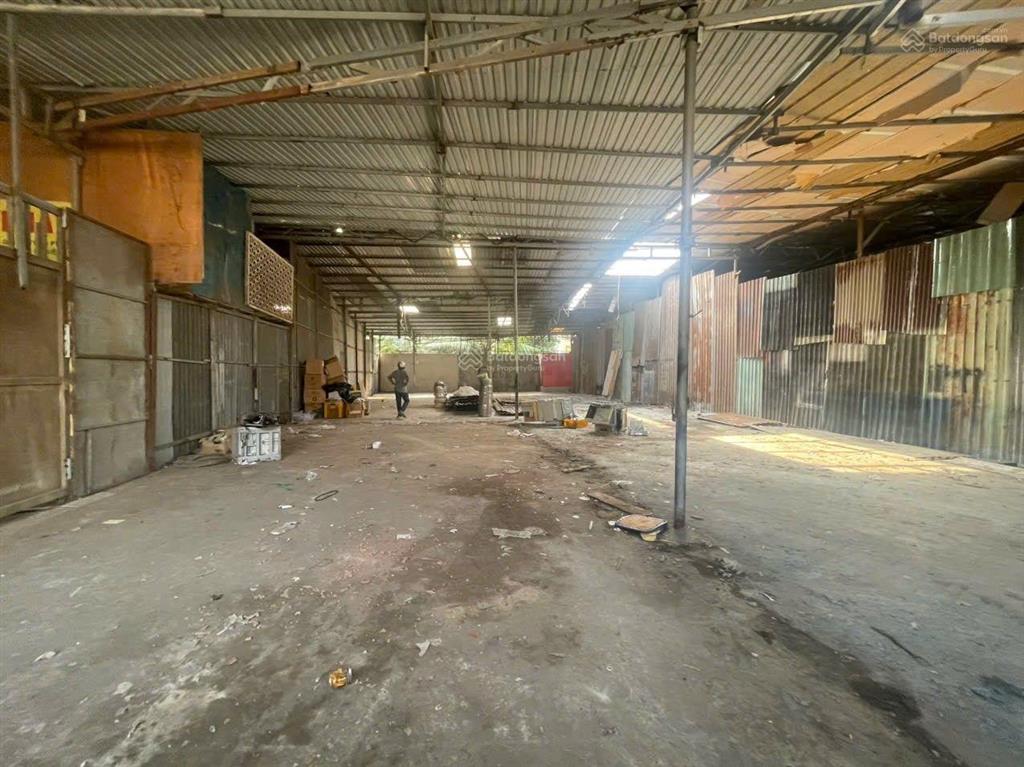 Cho thuê 360m2 kho xưởng sản xuất  vị trí nằm trên đường phạm hữu lầu (cách phú mỹ hưng 1km)